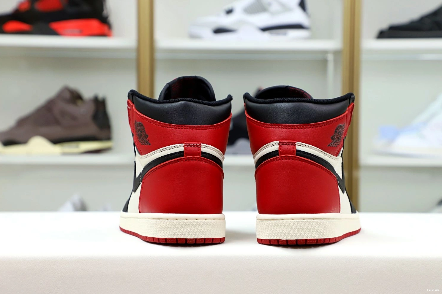 TOE' JORDAN 1 OG AIR RETRO 'BRED HIGH 0204
